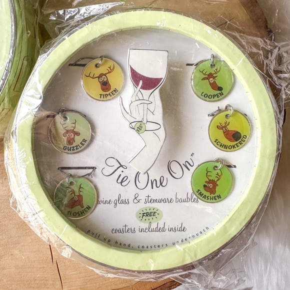 Set of 12 - Wine Glass Charm Markers Rings Coasters - Tie One On Drunk Reindeer - Picture 4 of 4